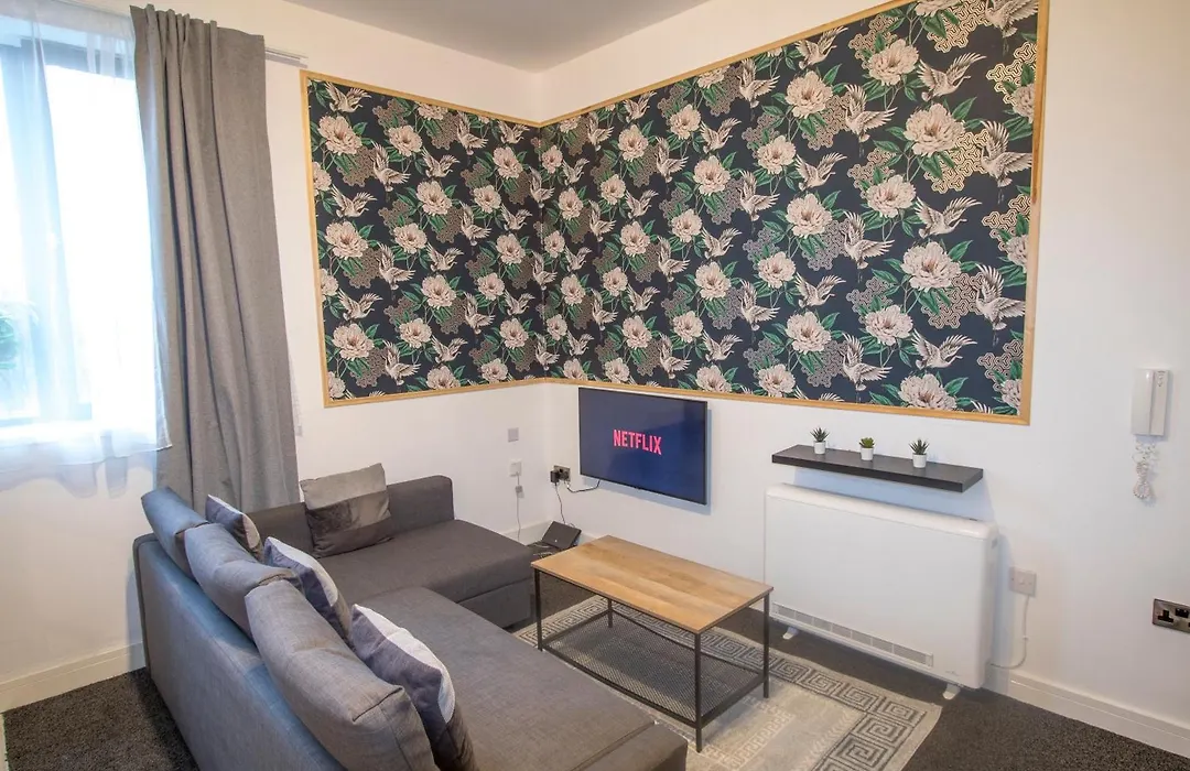 Ideal For Groups - Modern 2 Bedroom Apartment - Free Parking, Transit Links, Close To Stadiums-1