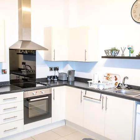 Ideal For Groups - Modern 2 Bedroom Apartment - Free Parking, Transit Links, Close To Stadiums-2